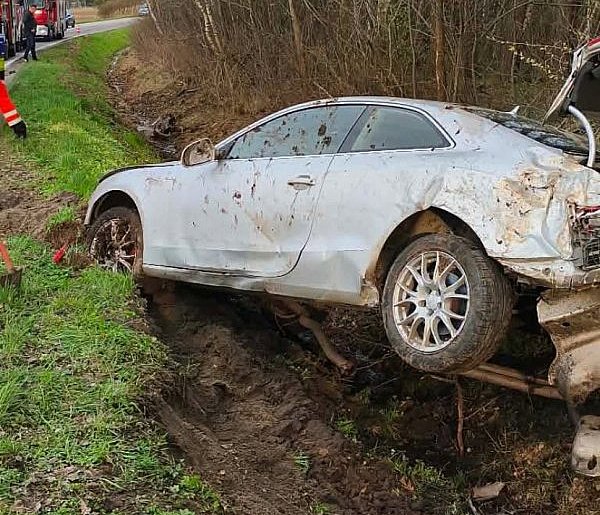 Kierowca audi wypadł z drogi. Samochód „skasowany”