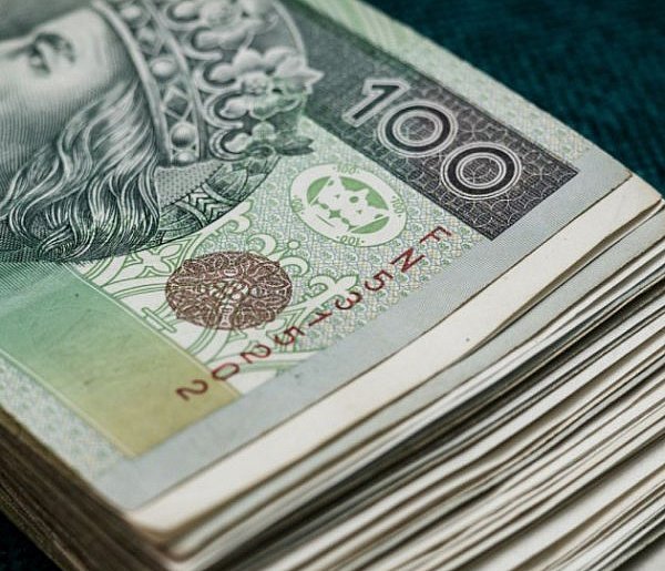 Oszustwo „na pracownika banku i policjanta”. Seniorka straciła blisko 20 tys. zł