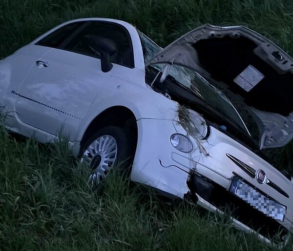 Auto w rowie po próbie ominięcia zwierzyny. Matka i dziecko w szpitalu [FOTO]