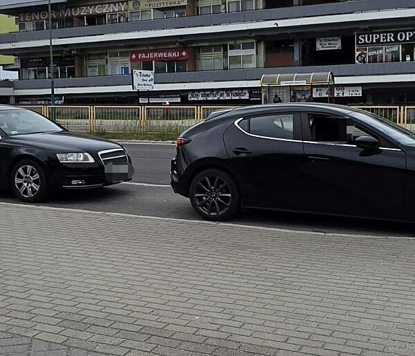 Potrącenie rowerzysty na al. Niepodległości. Uszkodzona Tesla