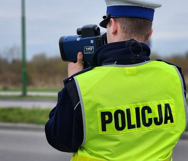 102 km/h przez miasto. Trzech kierowców bez prawa jazdy