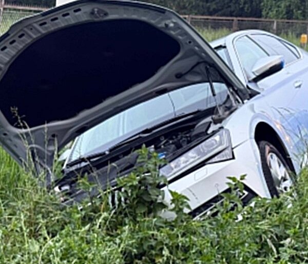 Auto w rowie w Złotnikach. Utrudnienia w ruchu przy remizie OSP