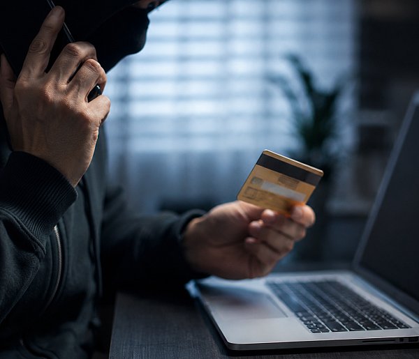 Sprzedawał auto w internecie. Oszuści wyłudzili od niego prawie 9 tysięcy zł