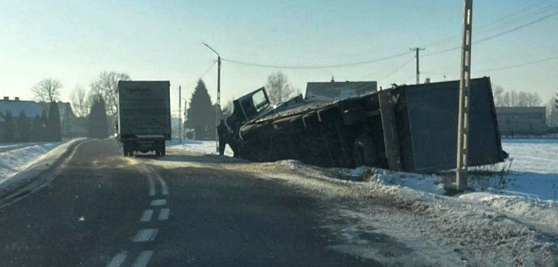Groźnie na DW982. Ciężarówka wypadła z drogi