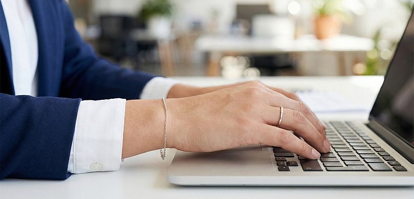 Biurowy dress code: Jak budować profesjonalny wizerunek za pomocą biżuterii? Przew