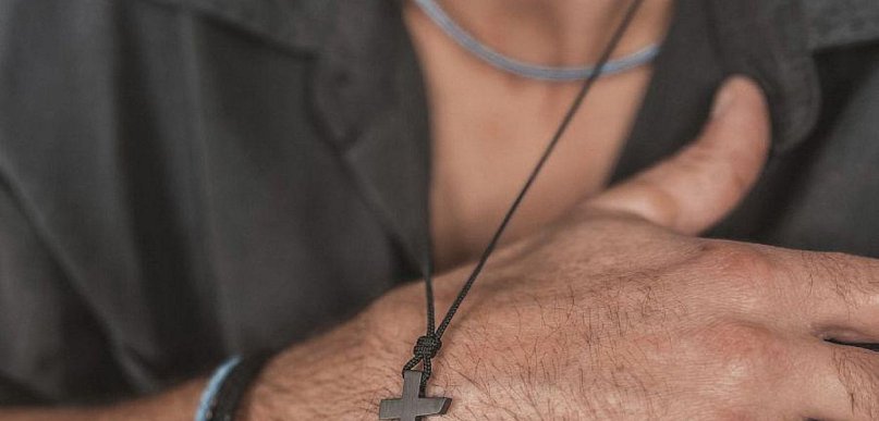 Męski naszyjnik z krzyżem Manoki – symbol, styl i charakter w jednym