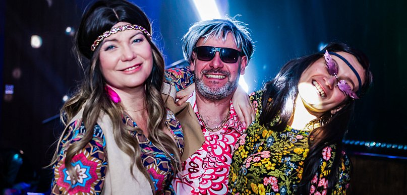 Gorączka sobotniej nocy w Przecławiu! Dom Kultury przeniósł się w lata 70. [FOTO]