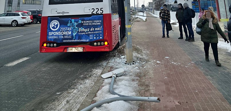 Autobus MKS uderzył w latarnię i odjechał