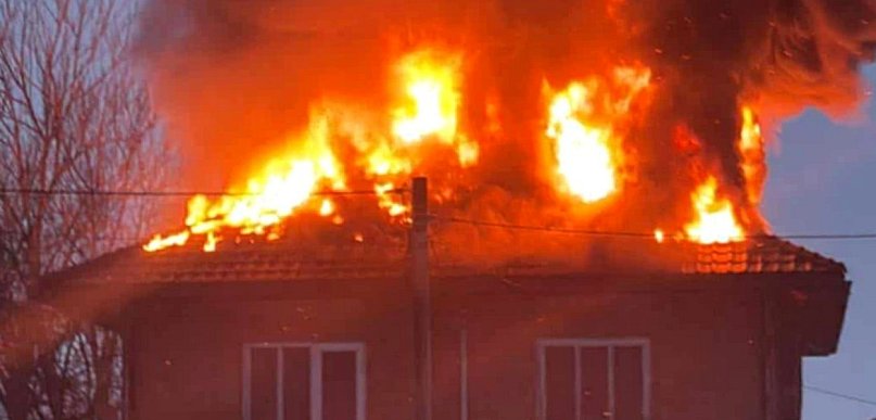 Duży pożar domu w Łączkach Brzeskich! Dach w ogniu! [FOTO, WIDEO]