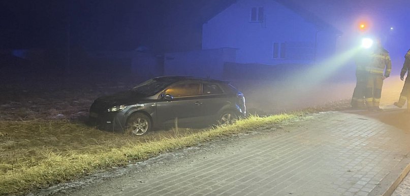 Dachowanie osobówki w Mościskach [FOTO]