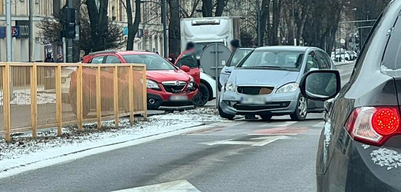 Kolizja osobówek pod Pasażem. Utrudnienia