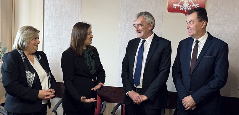 Przez 28 lat był dyrektorem zespołu ds. szkół