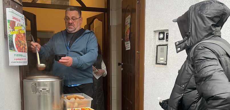 „Miłość to także ciepły posiłek”. Akcja Schroniska Brata Alberta w Mielcu