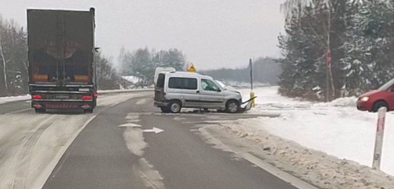 Wypadek na obwodnicy. Mężczyzna w szpitalu