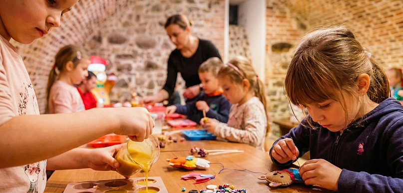 Kreatywnie na Zamku Przecław. Warsztaty z robienia świec i szycia dla dzieci