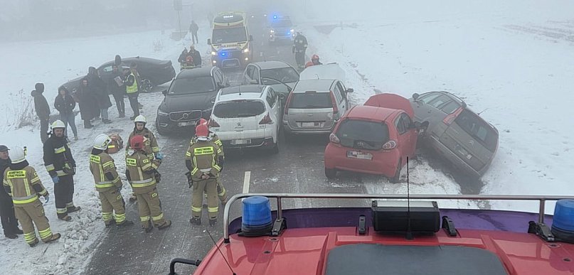 Karambol w regionie. Zderzyło się 6 samochodów, jedna osoba w szpitalu