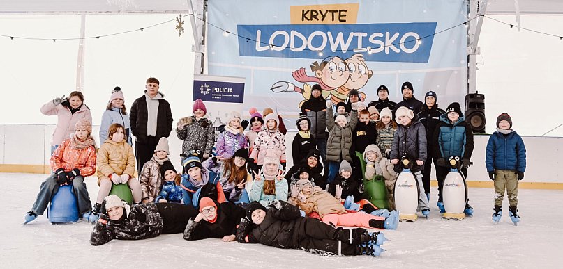 Ferie pełne wiedzy i radości. Policjanci i strażacy z wizytą na półkoloniach MOSiR