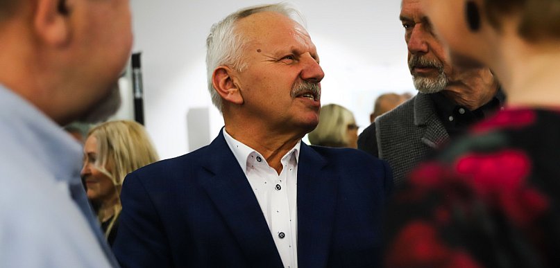 Tłumy na wernisażu wystawy „Życie jak witraż” [FOTO]