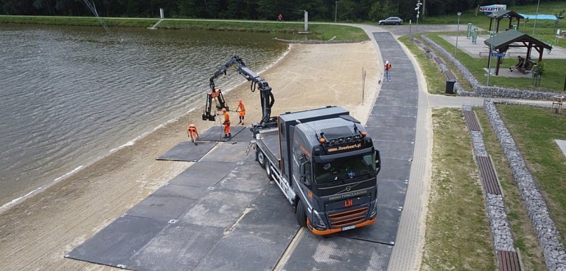 Jak zabezpiecza się teren budowy, żeby nie zniszczyć dróg i pól?