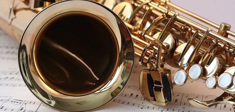 Chwyty na saksofon altowy – jak zbudować solidną technikę i rozwijać