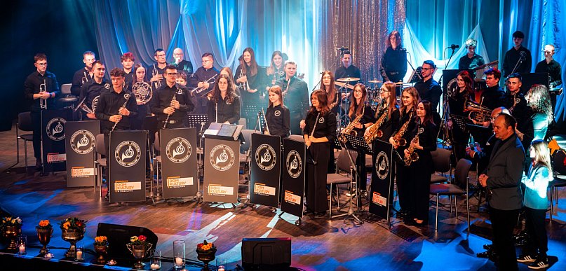 Muzyczny Dzień Kobiet w Przecławiu. Koncert pełen znanych przebojów [FOTO]