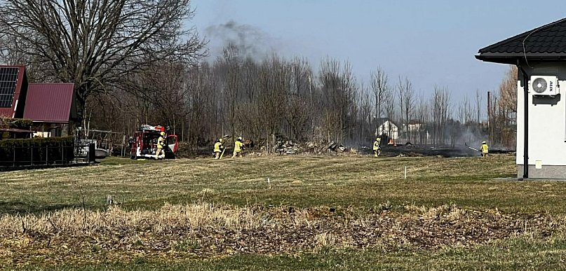 Groźnie w Woli Mieleckiej: ogień blisko domów