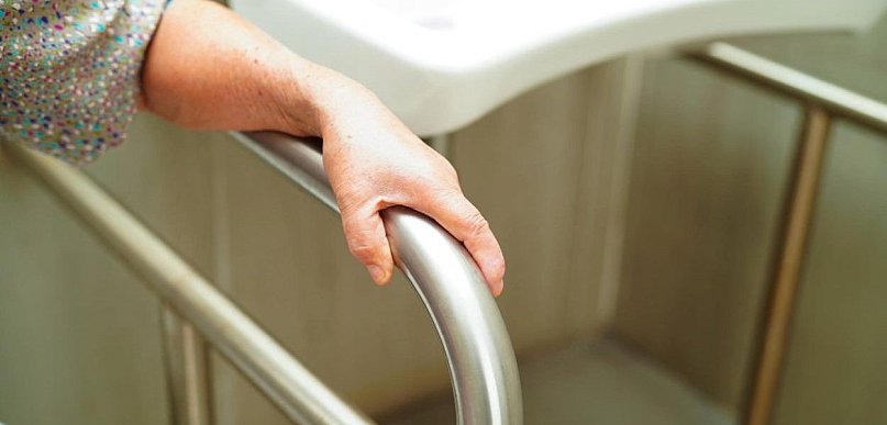 Poręcze do toalety dla niepełnosprawnych a przepisy budowlane – co musisz wiedzieć