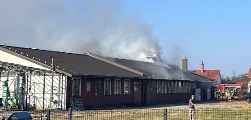 Pożar hali w Łysakowie. Strażacy na miejscu