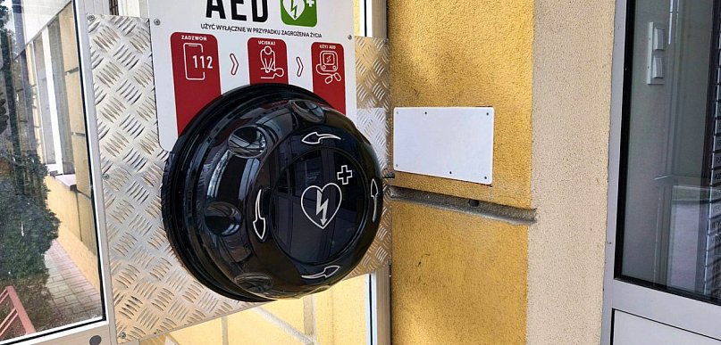 Defibrylator AED przy wejściu do urzędu gminy