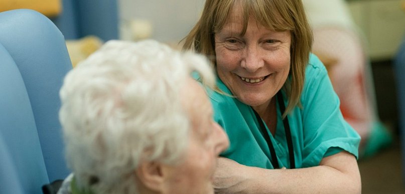 Zlecenia dla opiekunek bez języka: czy to możliwe i jakie są realne zarobki