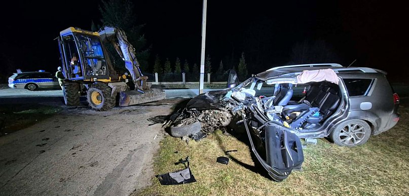 Zderzenie osobówki z koparką, wieczorna akcja służb