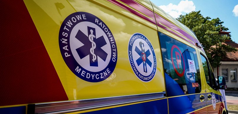 Zderzenie peugeota z chevroletem. Kobieta zabrana do szpitala