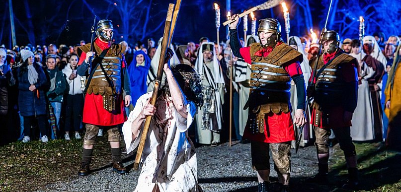 To nie był spektakl teatralny. Za nami Misterium Męki Pańskiej w Przecławiu [FOTO]