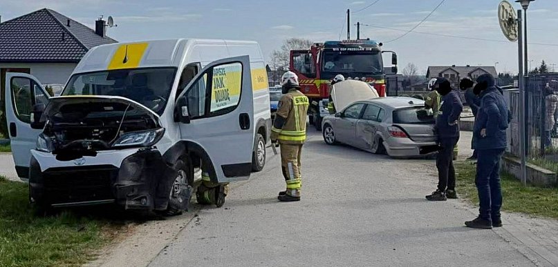 Kurier zderzył się z osobówką. Były utrudnienia
