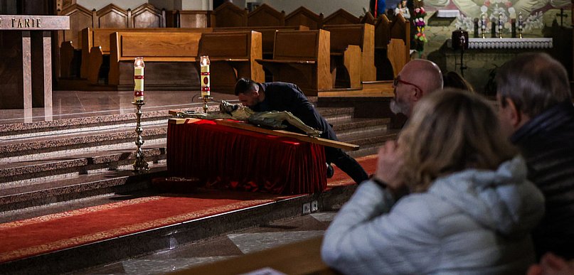 Wielki Piątek w Mielcu na zdjęciach. Mielczanie przy grobie Jezusa [FOTO]
