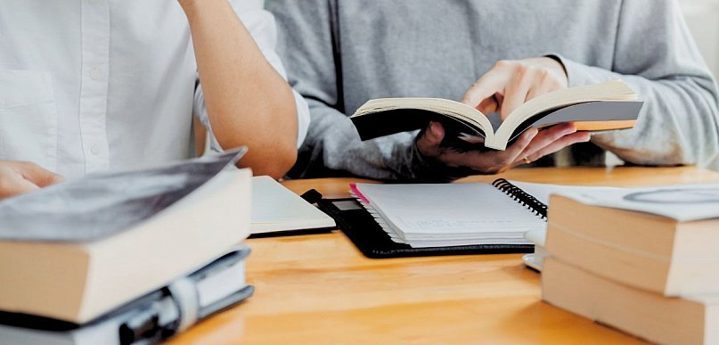 Edukacją zajmuje się od lat. Dziś przyznaje: szkoła jest skostniała