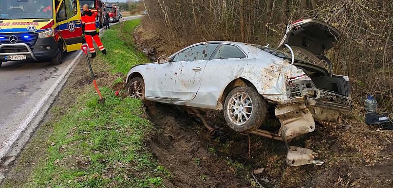 Kierowca audi wypadł z drogi. Samochód „skasowany”