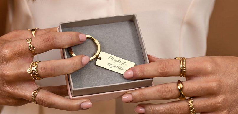 Co zamiast złota i srebra na Dzień Matki? Nowoczesna biżuteria, która zaskakuje tr