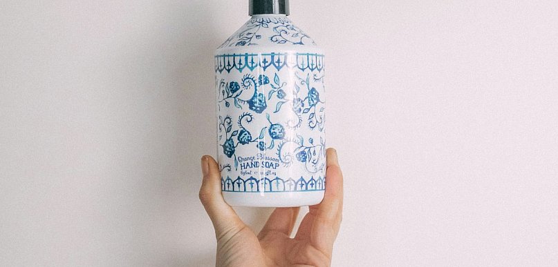 Szare mydło w płynie w pielęgnacji cery wrażliwej – rozwiązanie dla skóry skłonnej