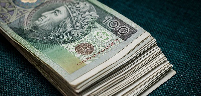 Oszustwo „na pracownika banku i policjanta”. Seniorka straciła blisko 20 tys. zł