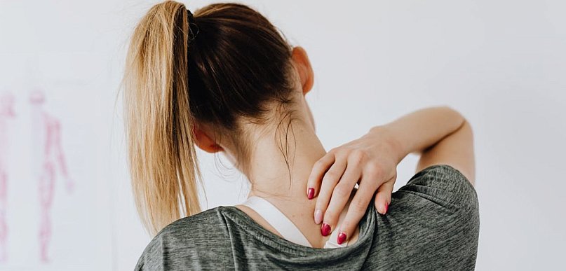 Poranne bóle głowy jako skutek braku odpowiedniego wsparcia szyi podczas snu