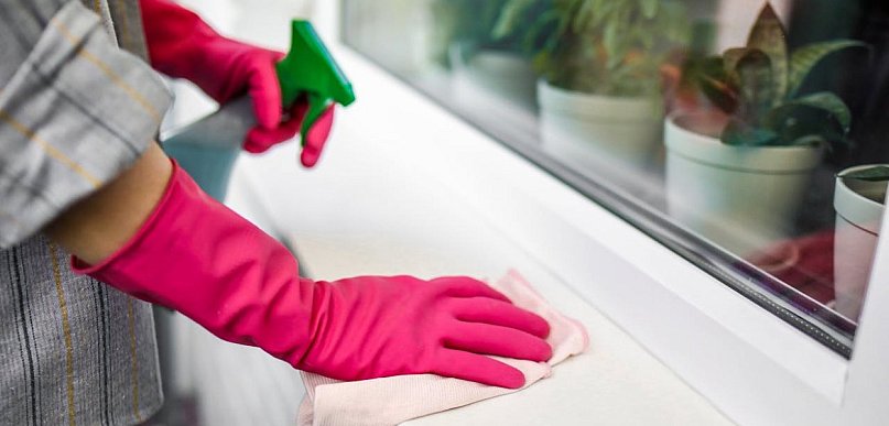 Jak pozbyć się naklejek i pianki montażowej bez rysowania szyb?