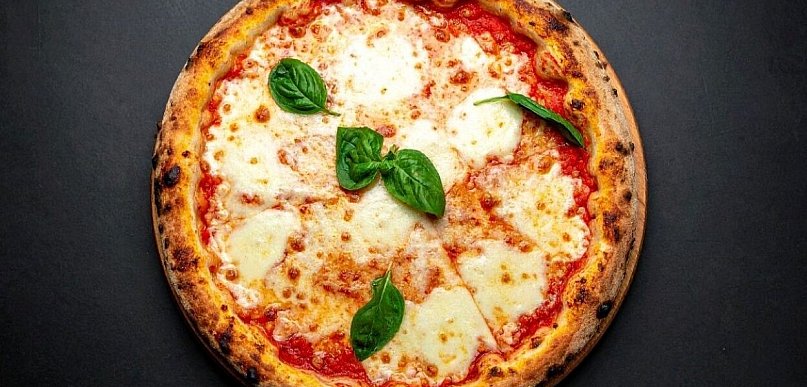 Pizza na plaży czy obiad w lokalu? Sprytne sposoby na posiłek w Mielnie