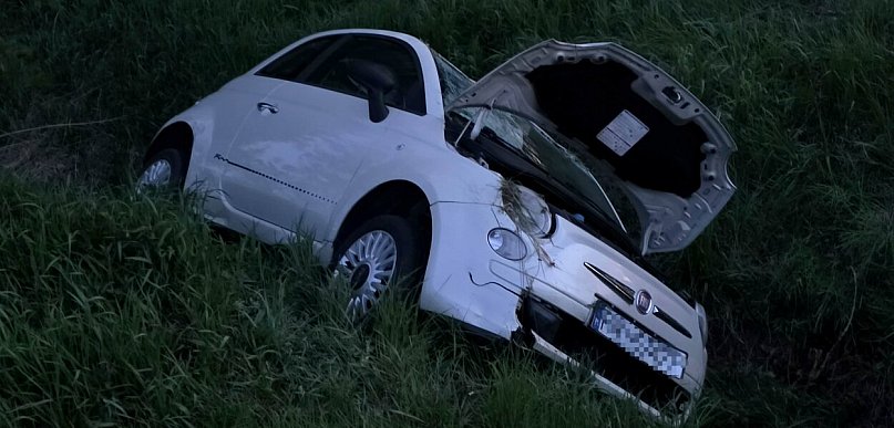 Auto w rowie po próbie ominięcia zwierzyny. Matka i dziecko w szpitalu [FOTO]
