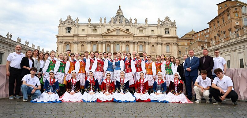„Rzeszowiacy” podbili Rzym i Watykan. Mielecki zespół promował polską kulturę
