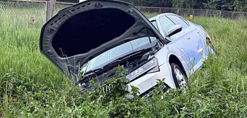 Auto w rowie w Złotnikach. Utrudnienia w ruchu przy remizie OSP