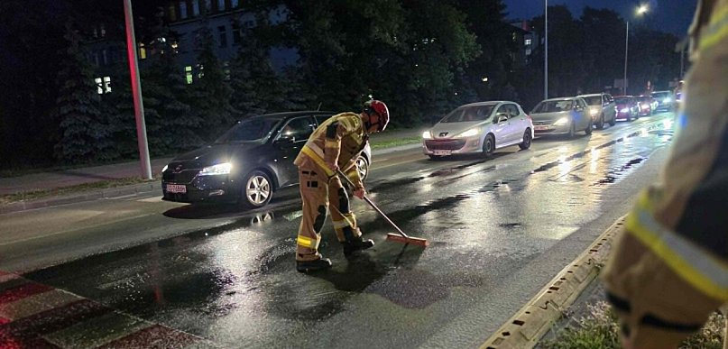 Rozległa plama ropopochodna w mieście. Strażacy działają w kilku miejscach [FOTO]