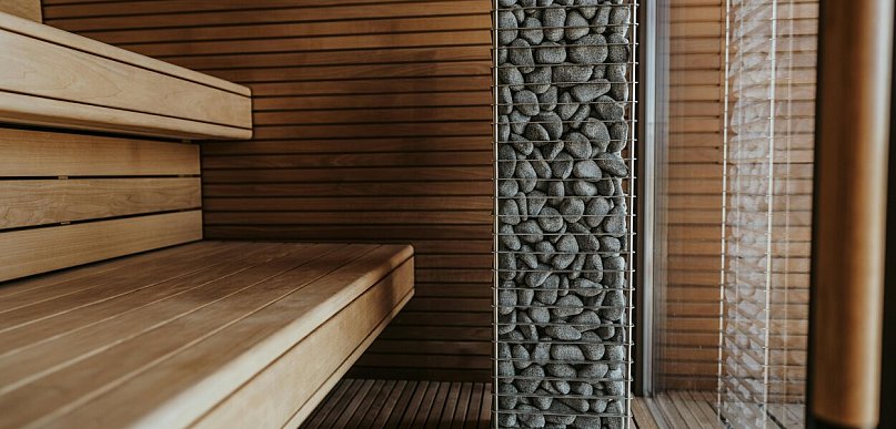 Sauna czy jacuzzi? Co bardziej relaksuje?