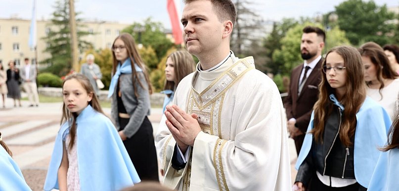 Tłumy wiernych. Ks. Bartosz Sobczyk odprawił swoją pierwszą Mszę [FOTO]