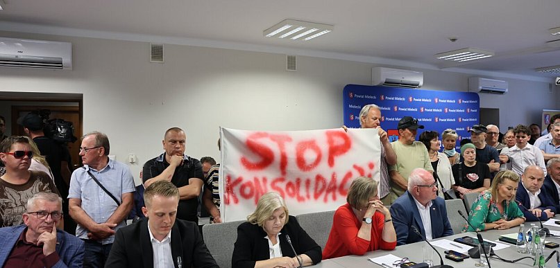 Mieszkańcy przeciw, uchwała  przeszła. 13:12 dla uchwały intencyjnej